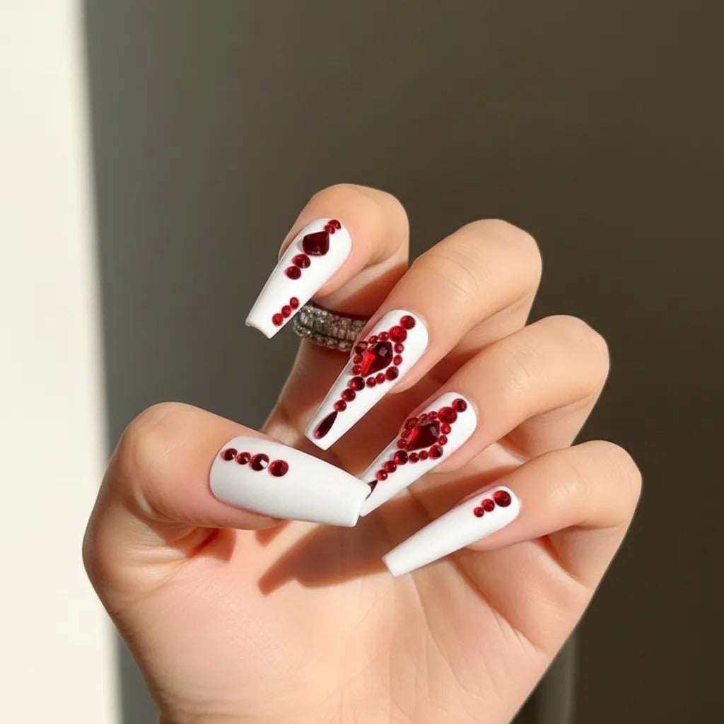 Uñas Blancas Con Piedras Rojas