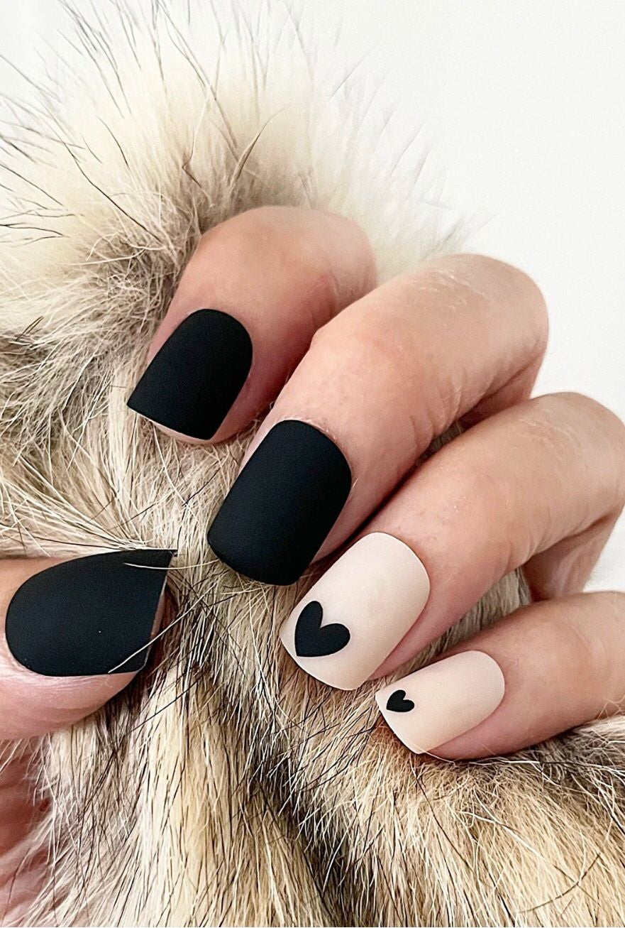 Uñas Negro Cortas Corazón
