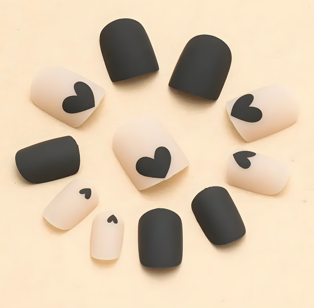 Uñas Negro Cortas Corazón