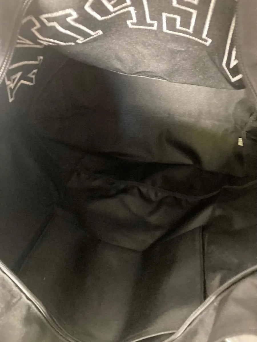 Bolsa TOTE con estampado al frente y cierre, en tela tipo lona