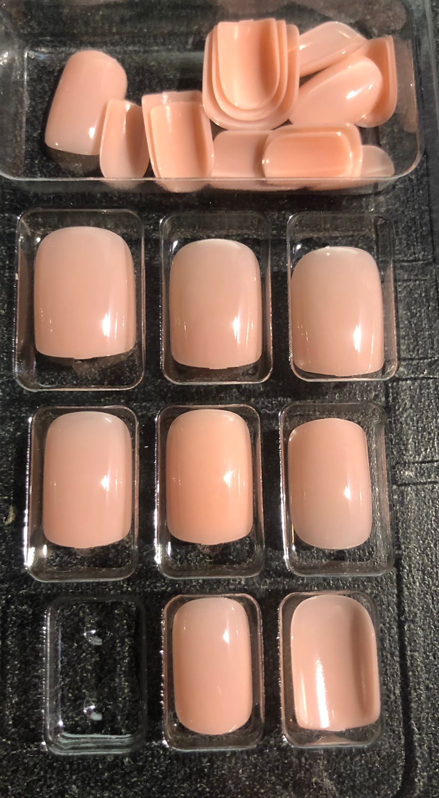 Uñas Press On estilo Cuadradas Cortas colores sólidos y brillantes.