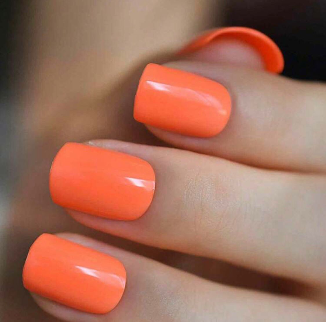 Uñas Press On estilo Cuadradas Cortas colores sólidos y brillantes.