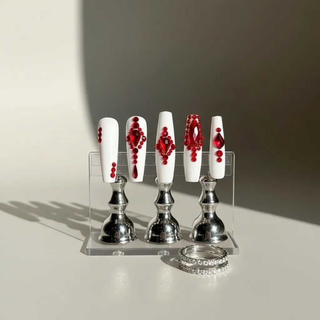 Uñas Blancas Con Piedras Rojas